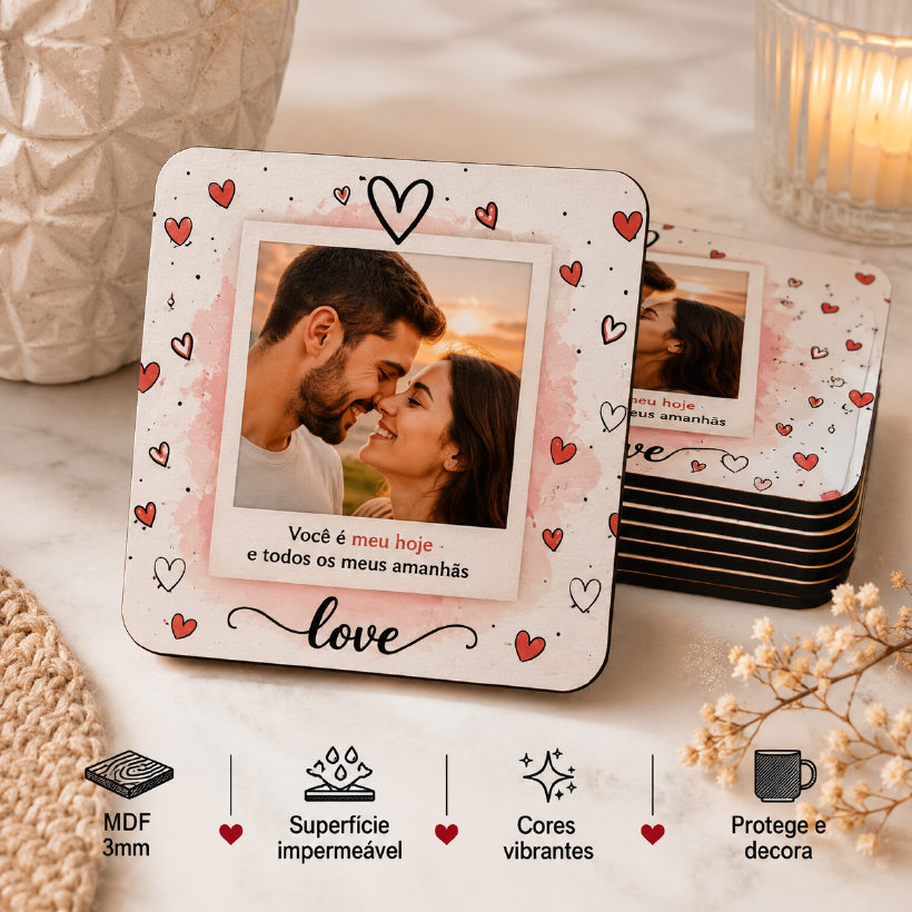 Porta-copo de MDF personalizado com foto de casal, corações e a palavra love